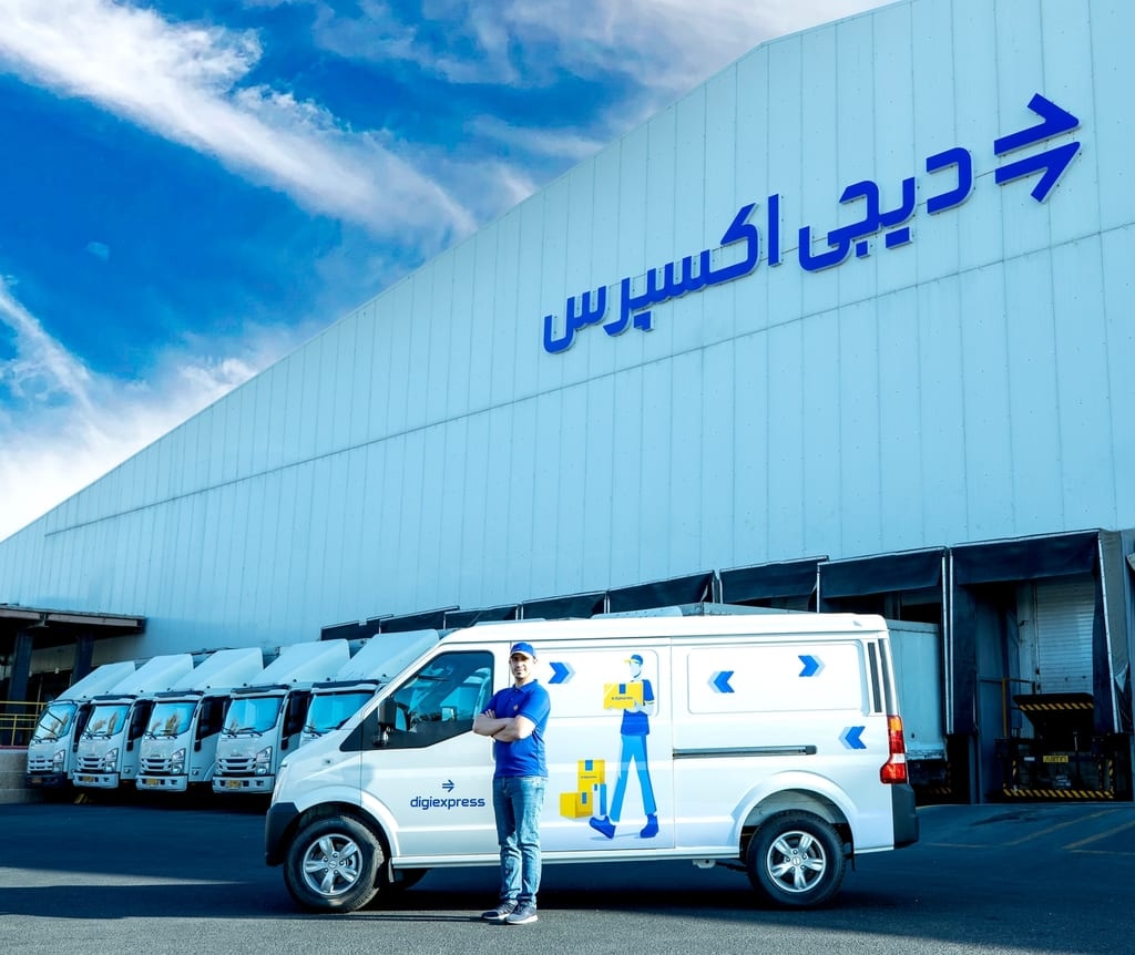 سفیر دیجی‌اکسپرس کنار ناوگان در مرکز پردازش