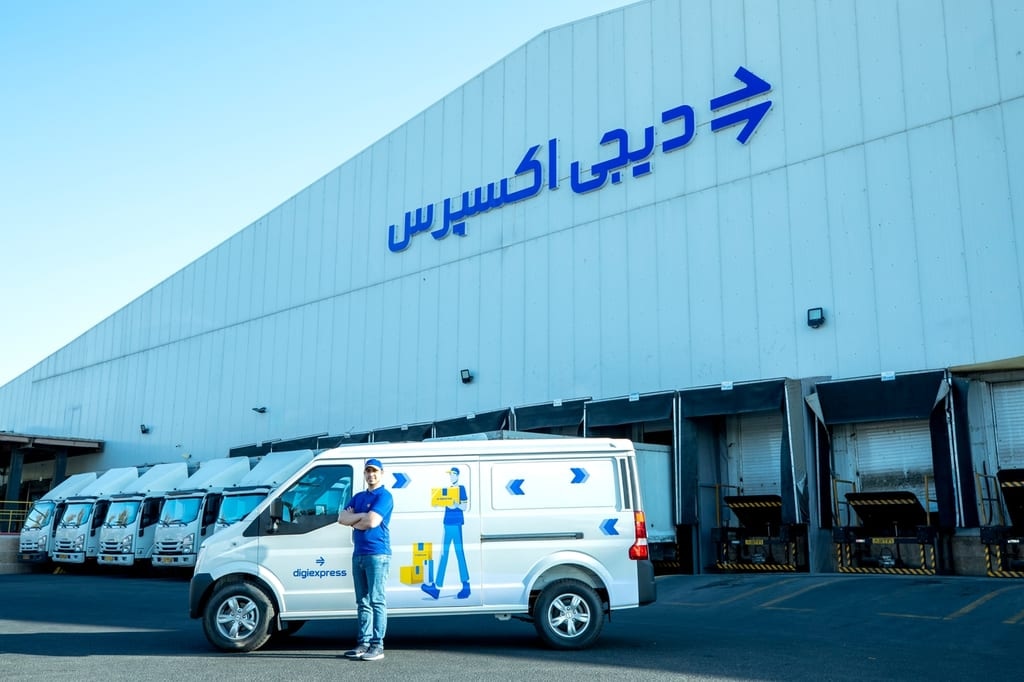 سفیر دیجی‌اکسپرس کنار خودروی ون تحویل، مقابل مرکز پردازش