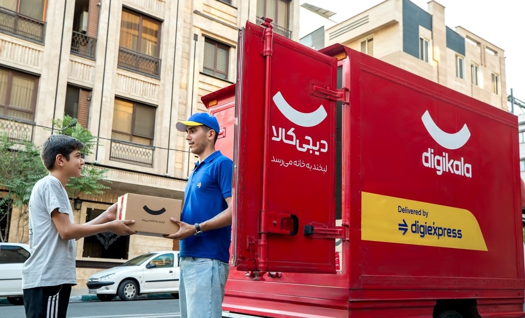 تحویل مرسوله به مشتری در خیابان توسط سفیر دیجی‌اکسپرس
