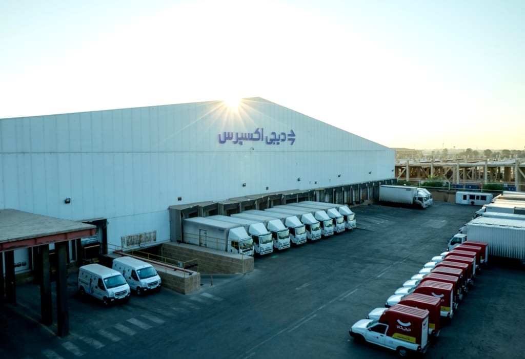 ناوگان سنگین دیجیاکسپرس در محل بارگیری مرکز پردازش